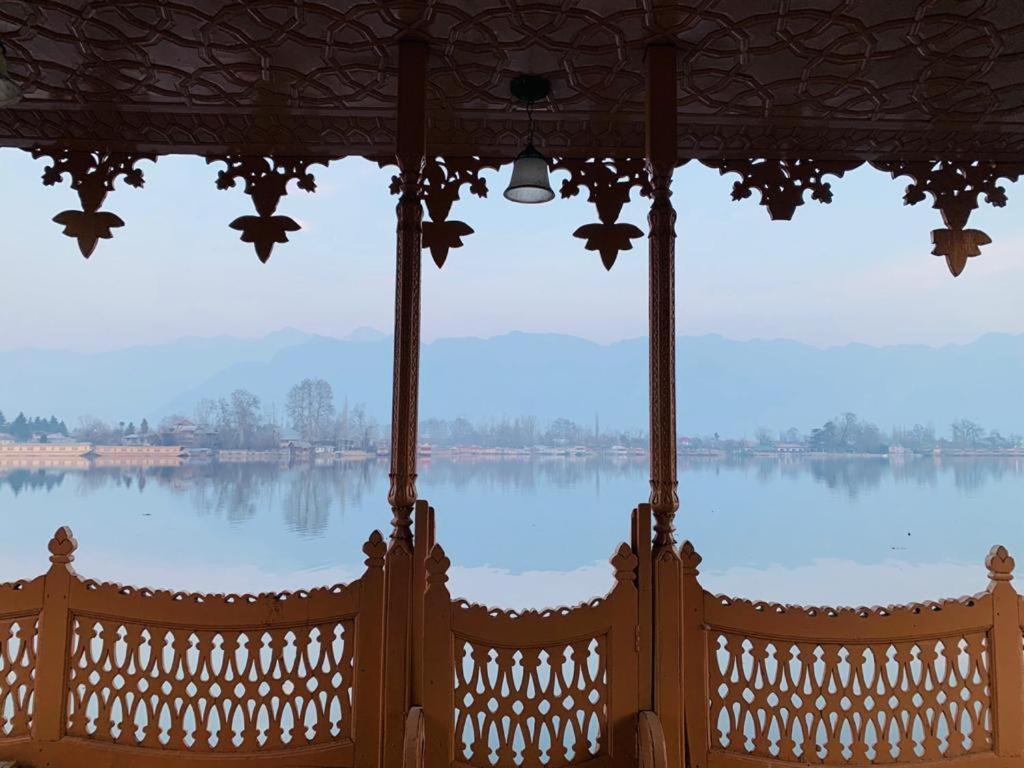 Yadgaar Houseboats Hotel Srinagar  Exterior photo