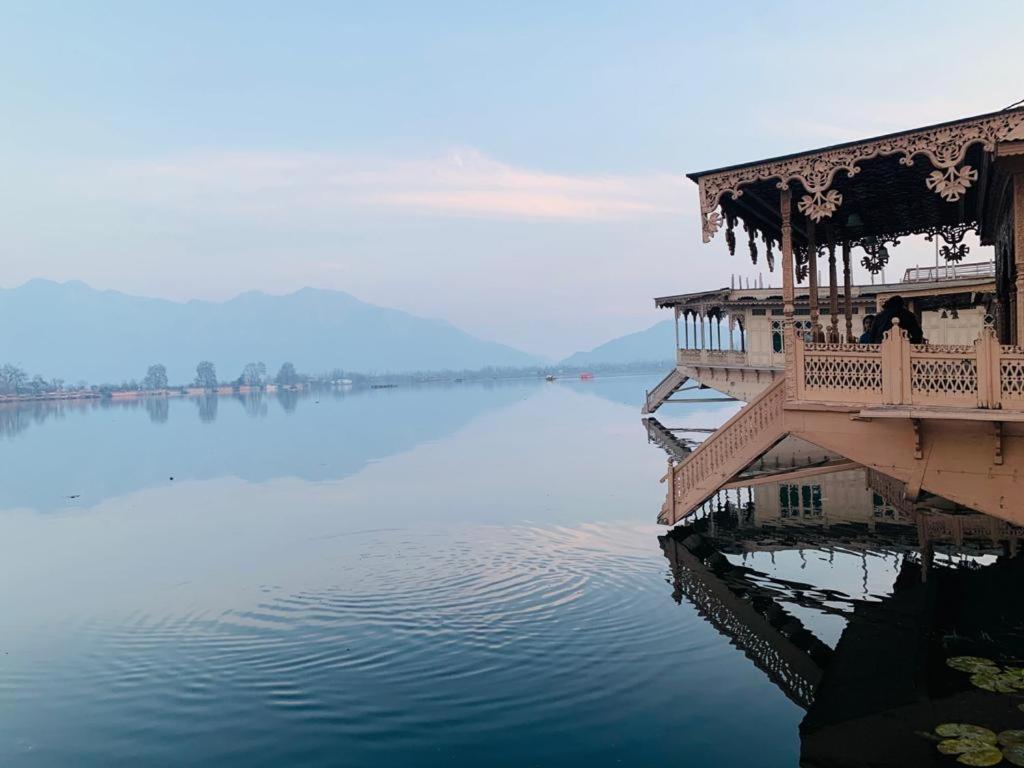 Yadgaar Houseboats Hotel Srinagar  Exterior photo