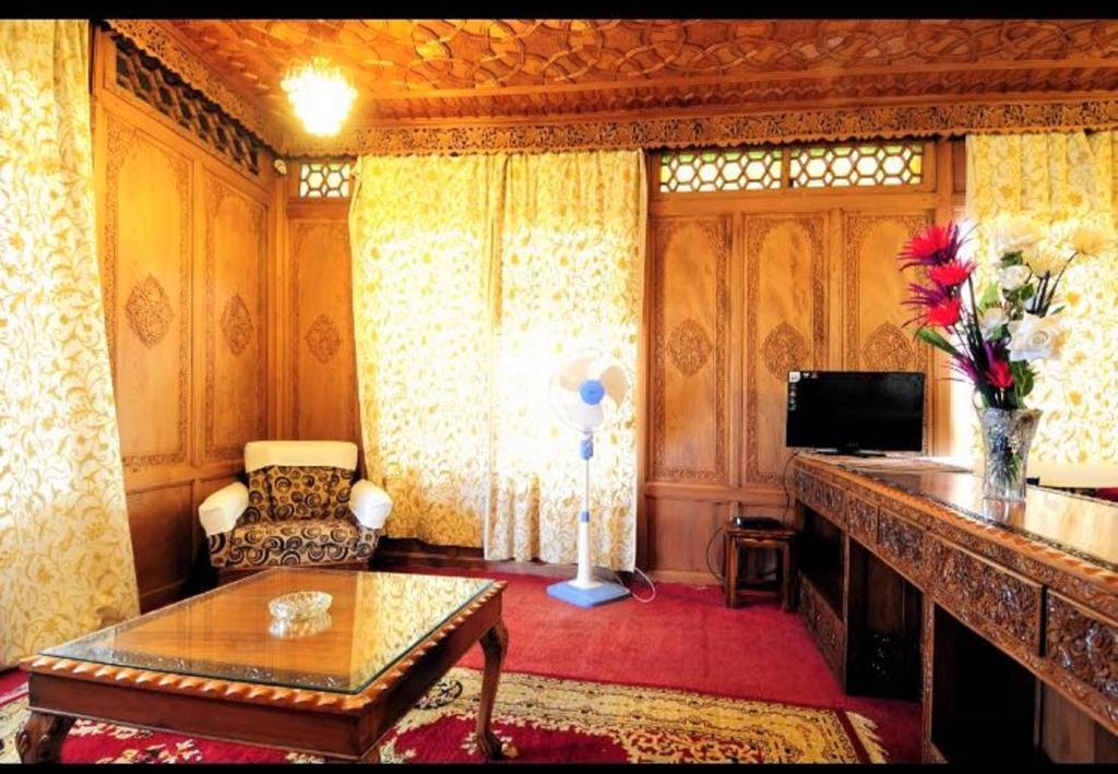 Yadgaar Houseboats Hotel Srinagar  Exterior photo