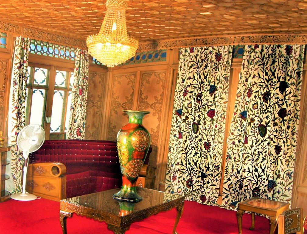 Yadgaar Houseboats Hotel Srinagar  Exterior photo