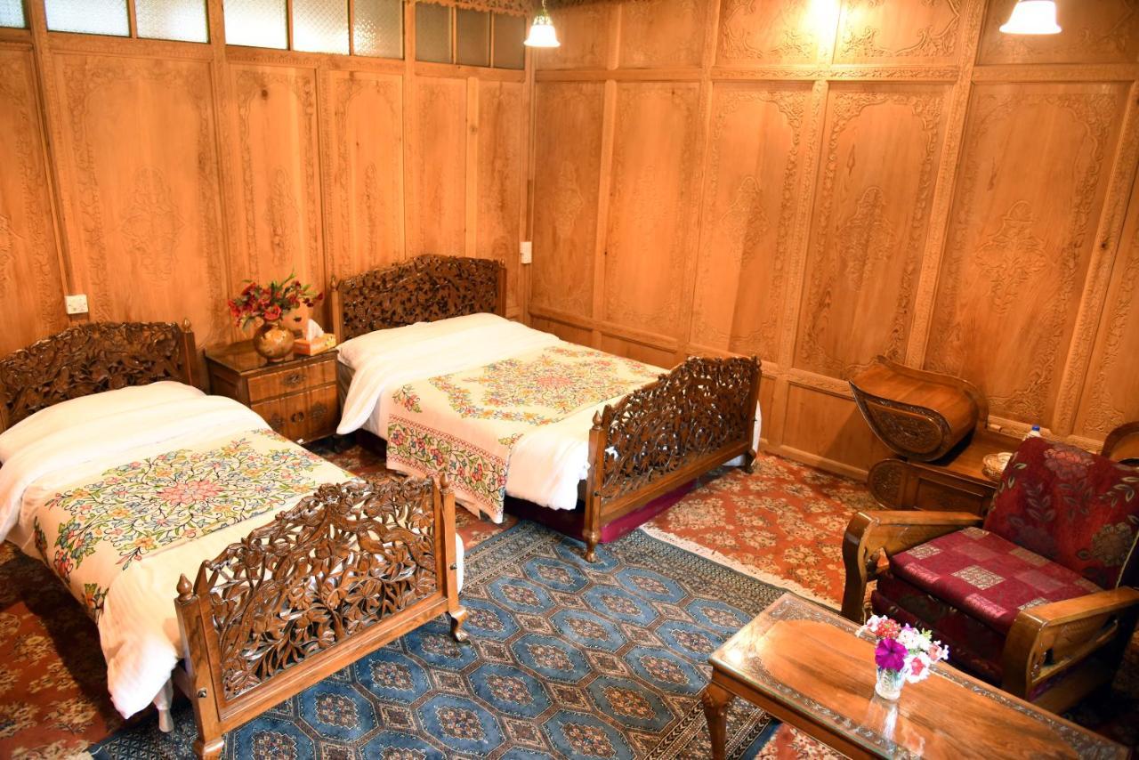 Yadgaar Houseboats Hotel Srinagar  Exterior photo