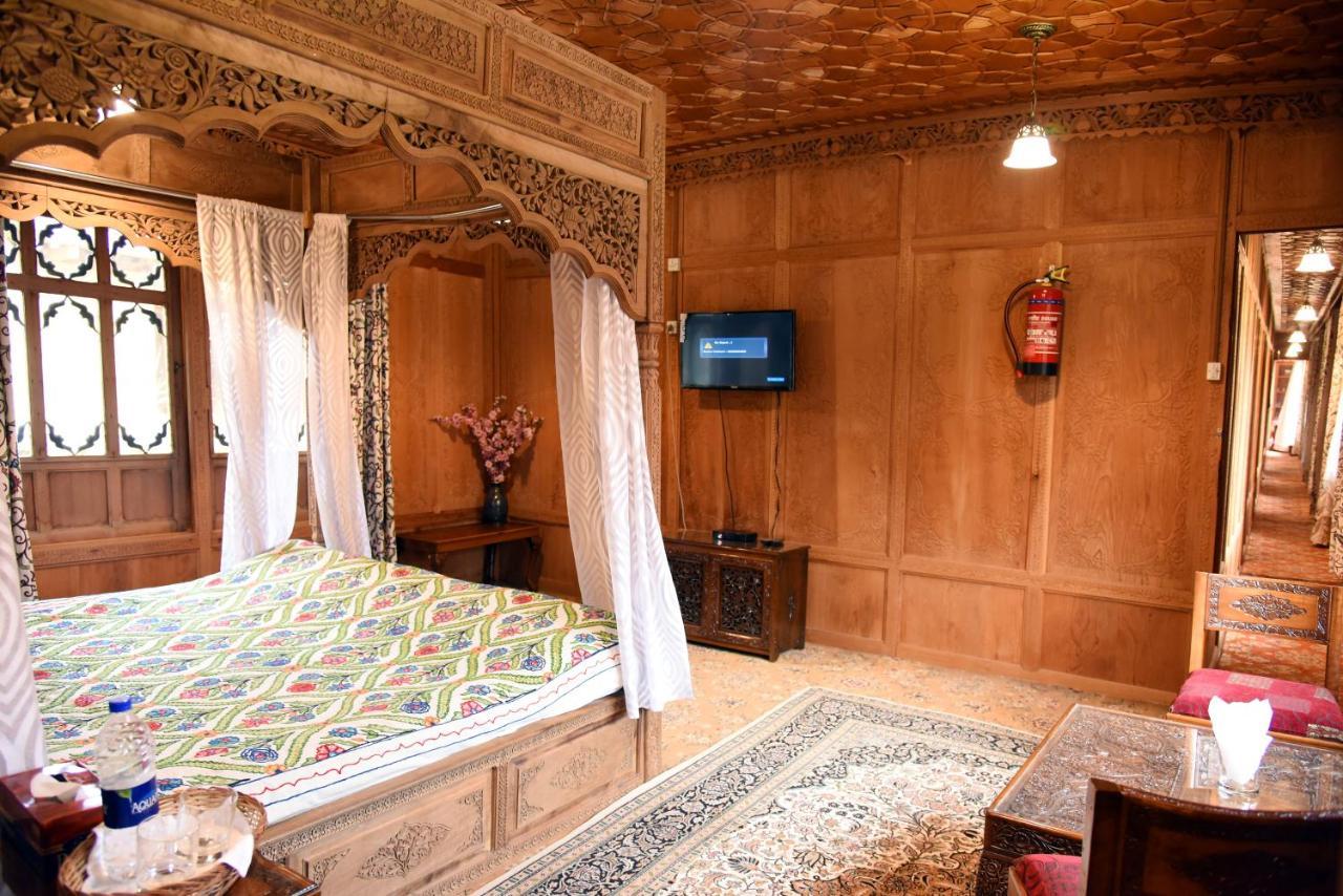 Yadgaar Houseboats Hotel Srinagar  Exterior photo