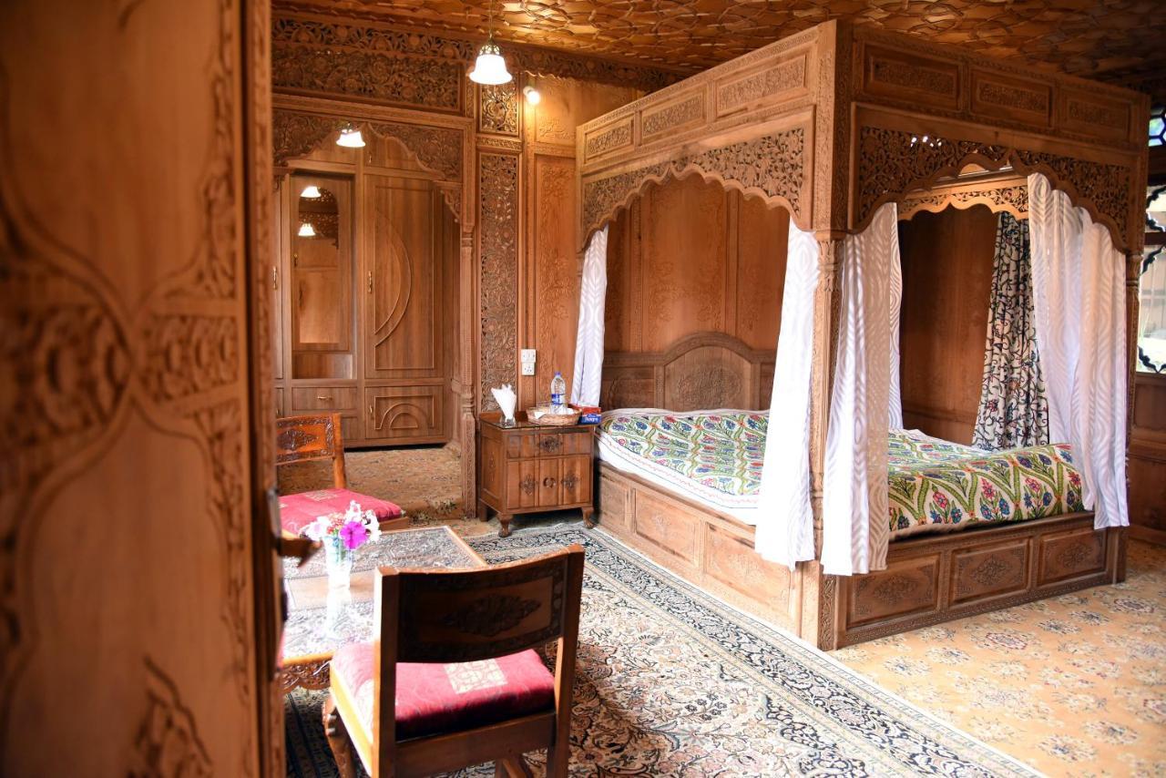 Yadgaar Houseboats Hotel Srinagar  Exterior photo