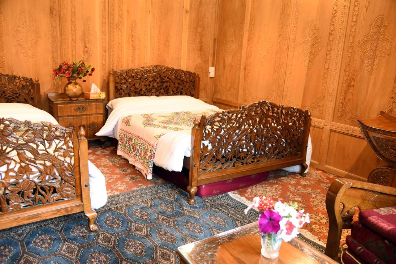 Yadgaar Houseboats Hotel Srinagar  Exterior photo