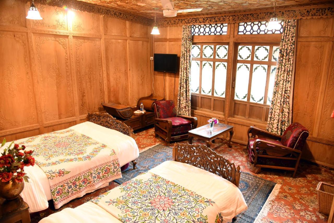 Yadgaar Houseboats Hotel Srinagar  Exterior photo